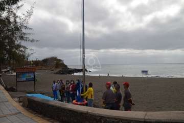 Izado de la bandera azul en Hoya del Pozo (foto TA/Francisco Javier Santana)